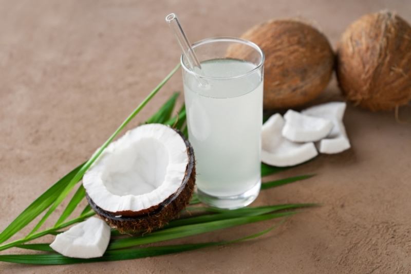 Научете защо по-често трябва да пиете кокосова вода. 1. Възстановява