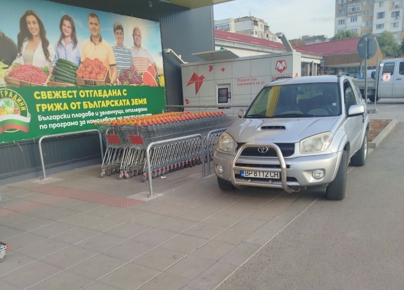 Поредният плоскоземец! Нагъл „тарикат“ опита да паркира джипката си в хипермаркет във Враца, отнесе една торба с псувни /снимки/
