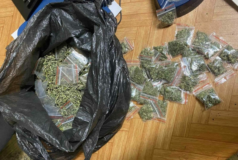 Полицаи иззеха пликчета с канабис от ломчанин и го вкараха