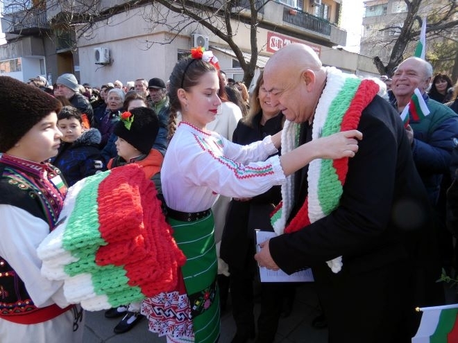 Националният празник на Република България ломчани тържествено отбелязаха с патриотични