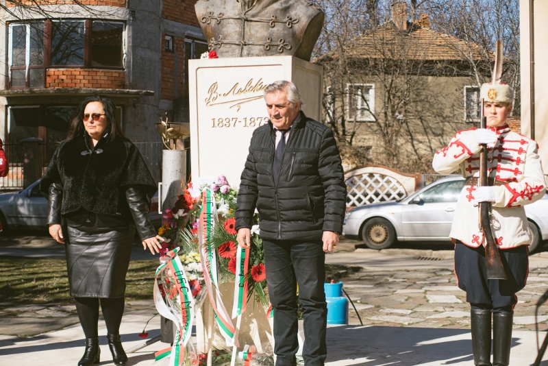 С поклонение пред бюст-паметника на Васил Левски на 18 февруари