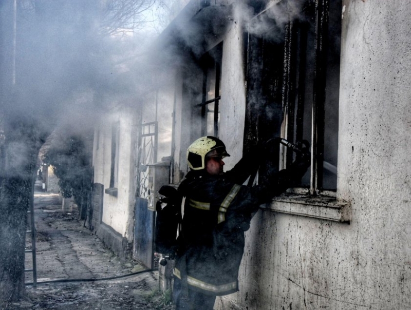Пламнала къща вдигна накрак огнеборци във Видин съобщиха от полицията Случката