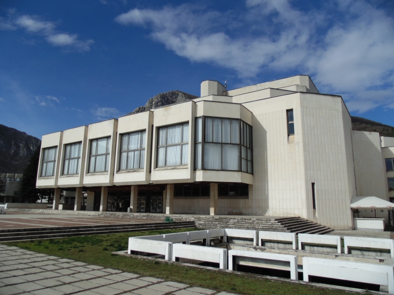 Свършиха билетите за хитовата постановка на Драматично куклен театър Враца Роклята беглец