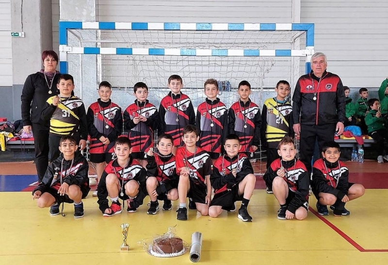 Момчетата до 10 години на ХК Локомотив Мездра с треньор