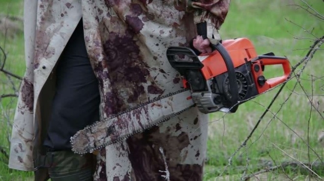 Около 40 годишен психично болен мъж подгони с моторна резачка хората