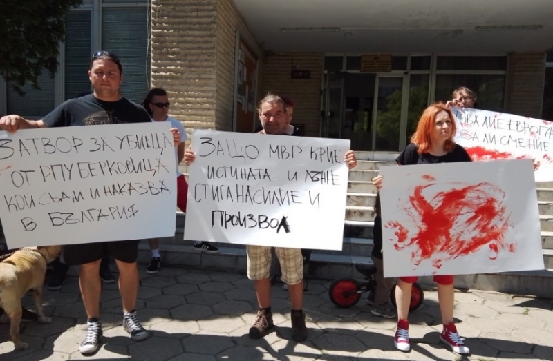 Близки и приятели на мъжа ранен в берковския арест излязоха