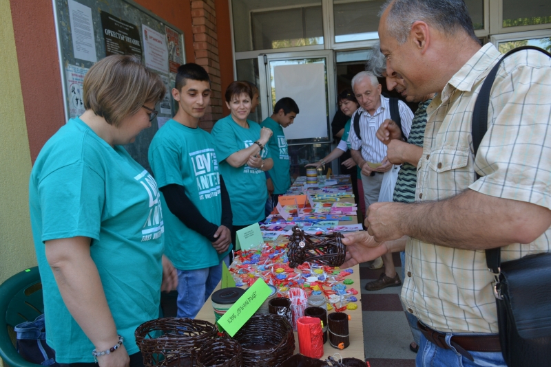 Благотворителна изложба базар направиха в центъра на Монтана момчетата