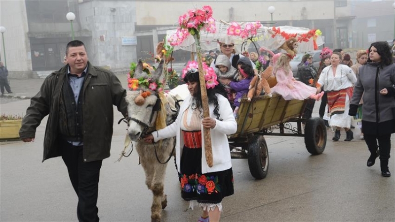 Уважението към бабата помогнала за раждането на нов живот новоселянките