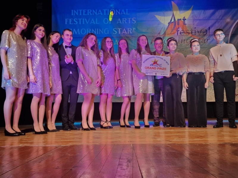 С трофей Гран при 12 златни 3 сребърни и 1