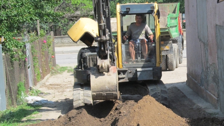 Тринадесет улици в Лом ще бъдат основно ремонтирани информира местната общинската администрация В присъствието