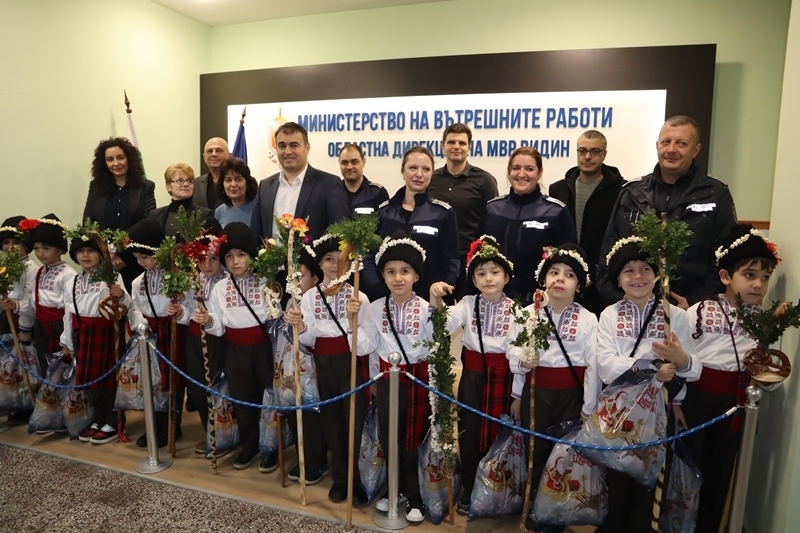 Малчугани от ЦДГ Арабела наричаха за здраве берекет и успехи