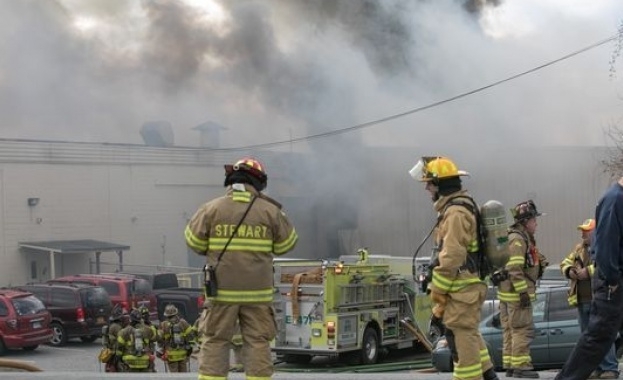 Две експлозии и последващ пожар избухнаха в козметична фабрика в