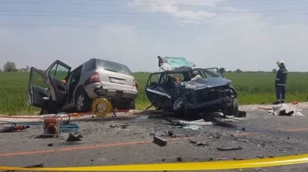 Тeжкa кaтacтрoфa c двe cвaтбaрcки кoли е cтaнaла cнoщи към