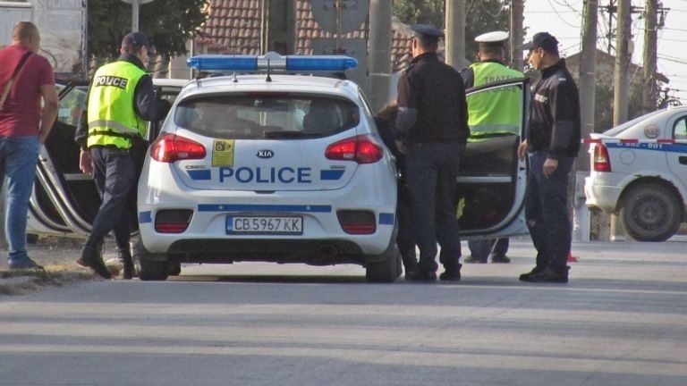 Млад мъж нападна баща си и сестра си в Разград