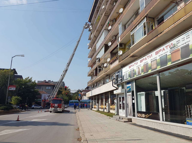 Стресова ситуация! Голямо парче мазилка падна върху тротоар в центъра на Монтана /снимки/