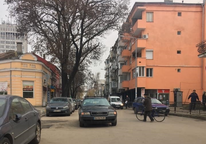 Изключително нагъл шофьор на Ауди паркира като шейх в пустиня