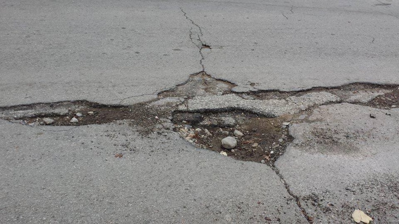 Със собствени сили и дарен трошен камък жителите на село