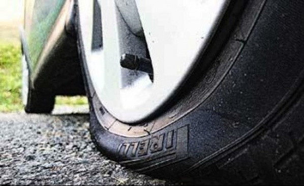 Гумите на седем автомобила паркирани в центъра на Кюстендил са