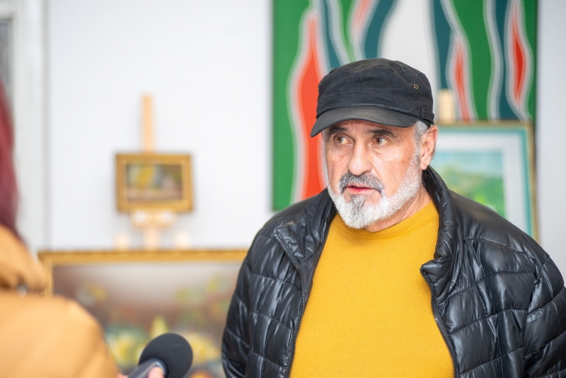 В навечерието на коледно новогодишните празници художникът и колекционер Евгени Кучков