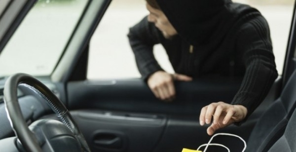 Четири момчета задигнаха кредитна карта и пари от кола в