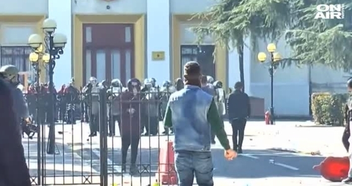 Ожесточени антиправителствени протести се проведоха в Албания Полицията беше принудена