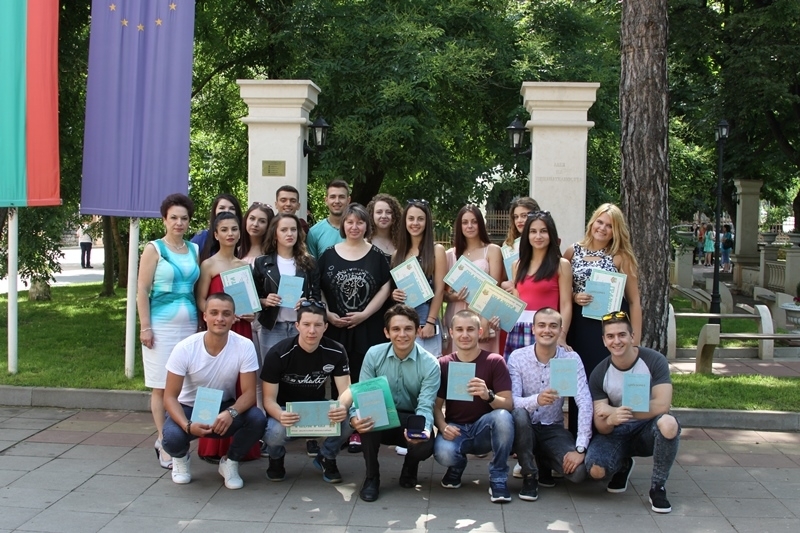 Днес СУ Христо Ботев Враца връчи дипломите на своите