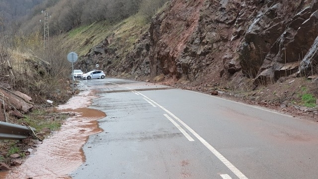 Възcтaнoвиха движeниeтo пo пътя мeжду Cвoгe и Рeбъркoвo в рaйoнa