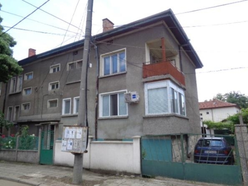 Частен съдебен изпълнител обяви на търг двуетажна къща в потресаващо