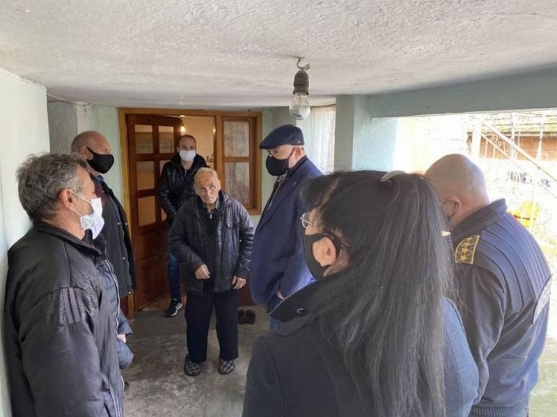 Цигани пребиха и ограбиха възрастен мъж, Гешев отиде на място /снимки/