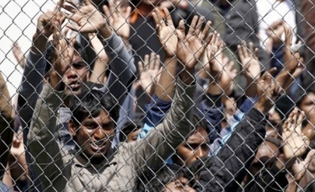 Вече седмица 177 мигранти са блокирани на кораб на италианската