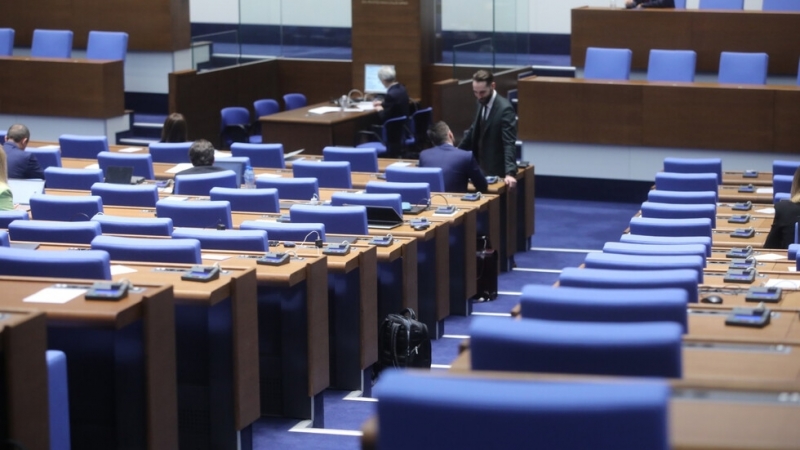 Впоследния си работен ден депутатите от 49 ото НС приеха оставката