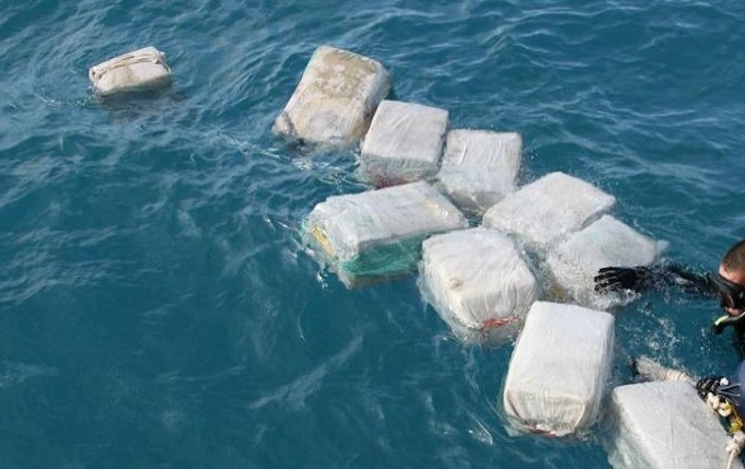 Пакет с наркотици вързан към спасителна жилетка е изплувал вчера