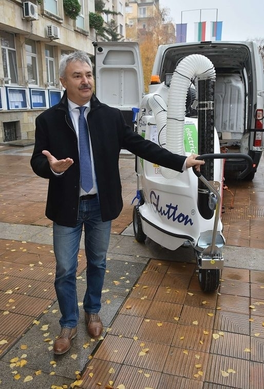 Машина подобна на робот от фантастичен филм чисти вече улиците