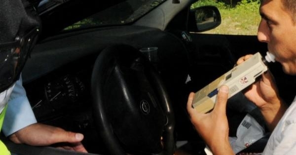 Служители на реда са хванали пиян шофьор да управлява колата