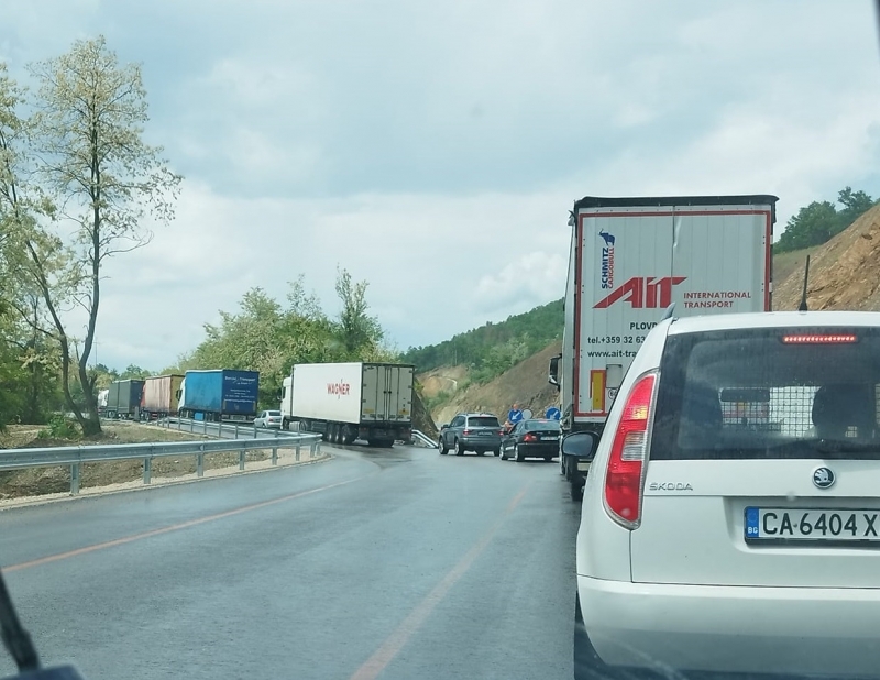Тежка катастрофа затвори международен път Е-79 между Мездра и Ботевград,
