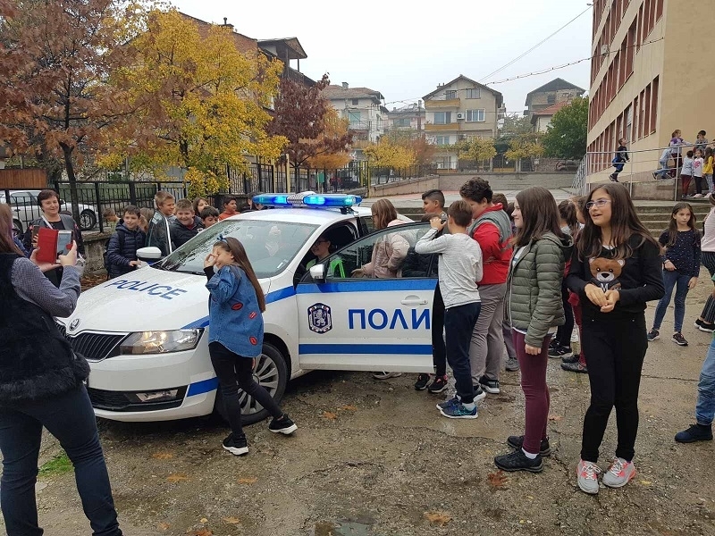 Ударна спецакция на ченгетата в Мездра, душиха за наркотици около училищата