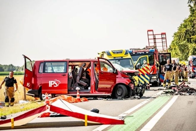Българин е загинал при тежка катастрофа между камион и микробус в Нидерландия /снимки/