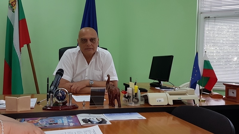 Днес директорът на офиса на НАП във Враца Александър Александров