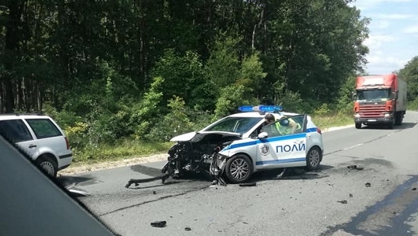 Тежка катастрофа е станала преди минути между Роман и село