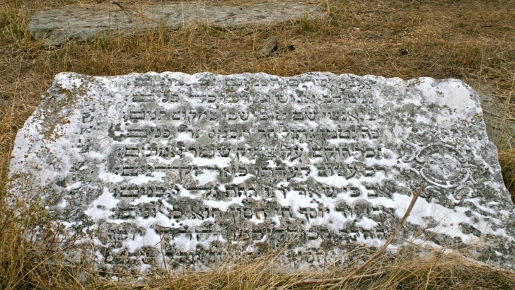 Неизвестни вандали са унищожили надгробни паметници в словашко еврейско гробище