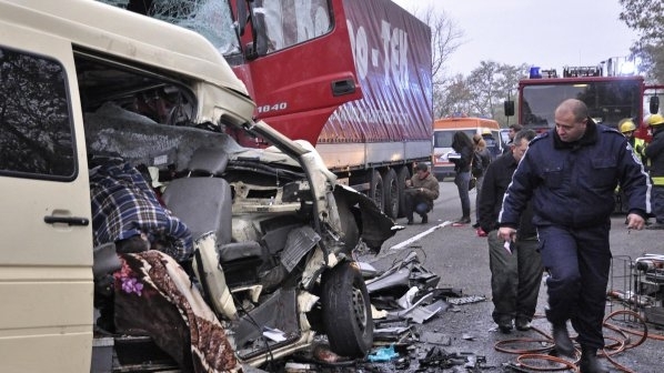 Тежка катастрофа затвори околовръстния път на Видин съобщиха от Агенция
