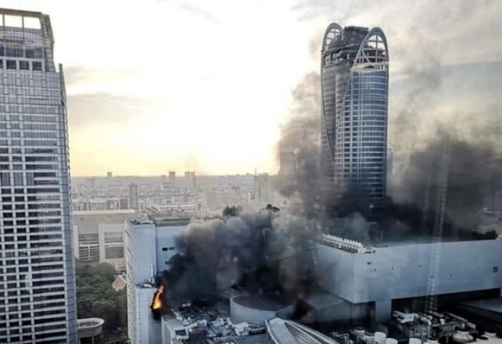 Небостъргач гори в центъра на тайландската столица Банкок В опита