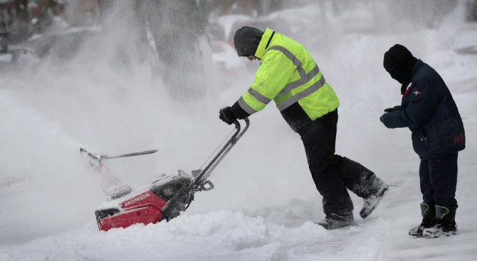 Повече от 1000 полета бяха анулирани на две летища в