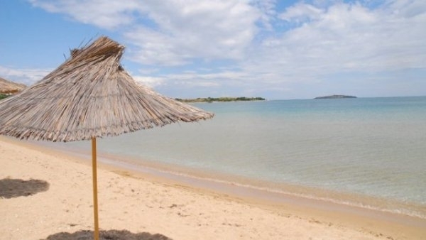 Централният плаж в Черноморец остава без водни спасители и медицинско