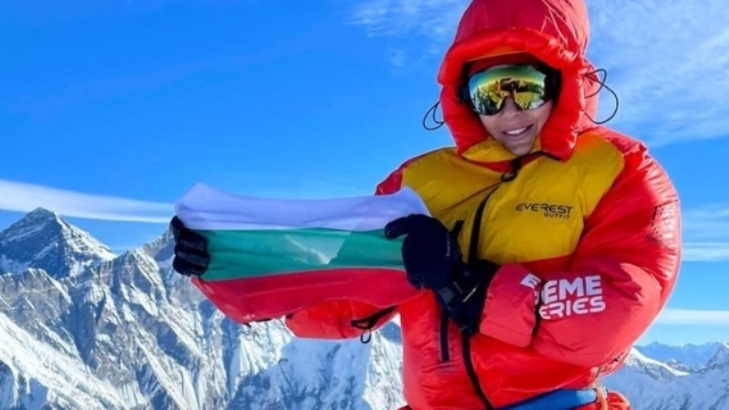 Втора българка в историята стъпи на Еверест
