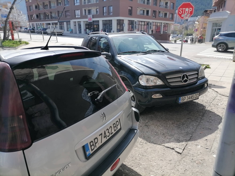 Шофьори отново спряха като араби в пустиня пред сградата на