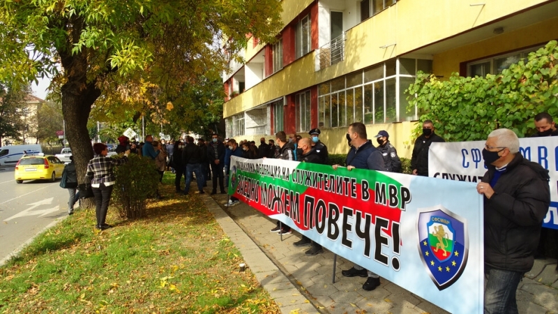 Щафетният полицейски протест се пренесе в Югозападна България. Служителите на