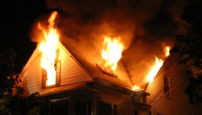 Щракнаха белезниците на двама, подпалили къщата на врачанин в Монтанско,