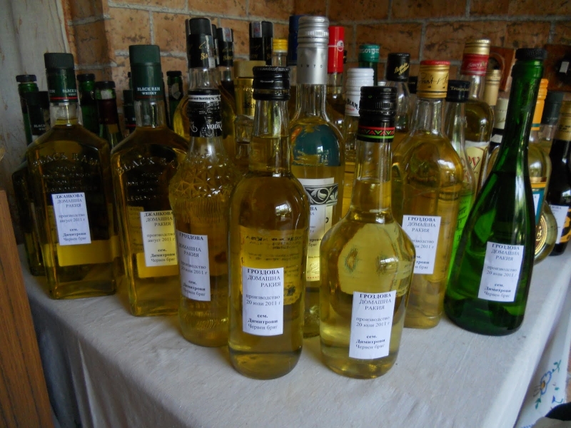 Близо 300 литра домашна ракия са намерени в мазе на