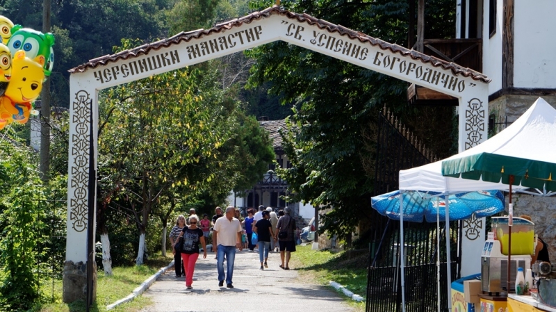 Хиляди вярващи от цялата страна посетиха днес Черепишкия манастир за